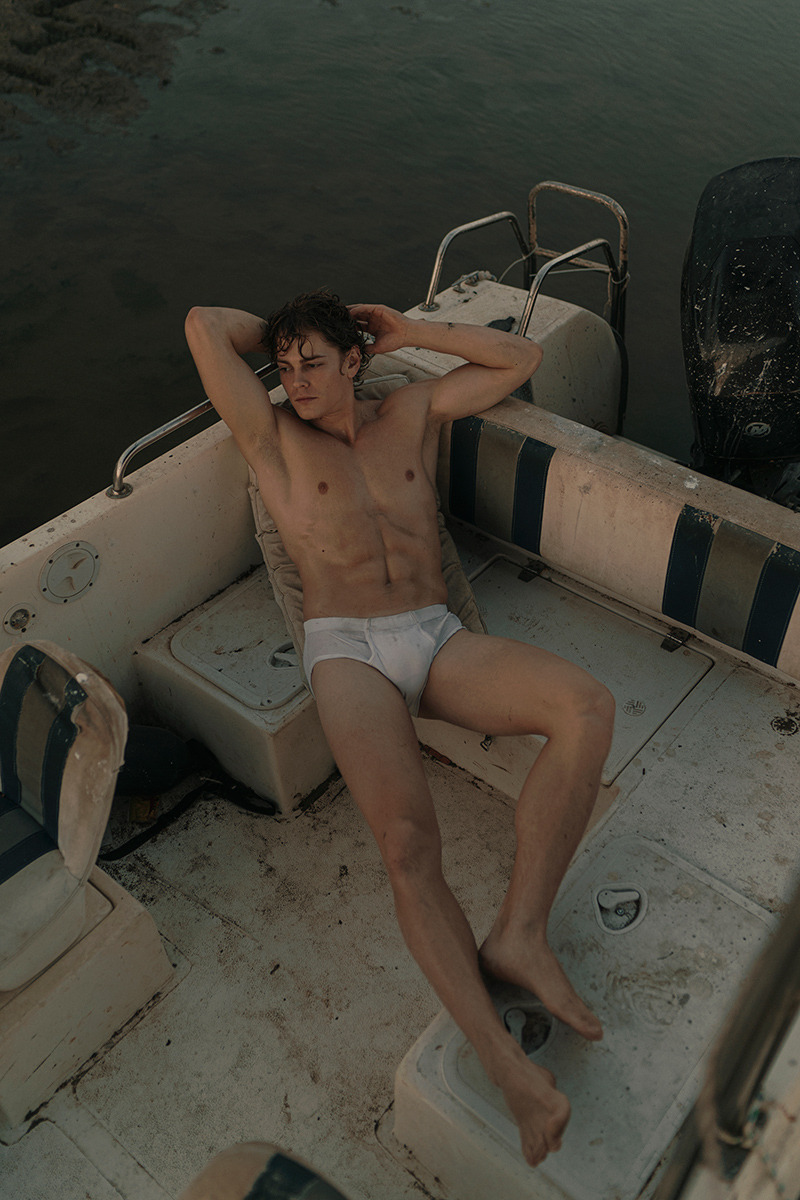 Taking Off:
Position is everything.
Click, reblog and follow. Pass me around to all your friends.