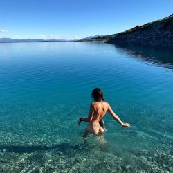 naturalswimmingspirit: the_rainbowarrior No filter when life is this clear. Feeling blessed in all ways, and reveling in the pure and simple life.  #birthdaysuit#31#blessed#nz#birthdaygirl#newzealandbeauty#crystal#purenz #simplelife#nomad#roam#travelnz