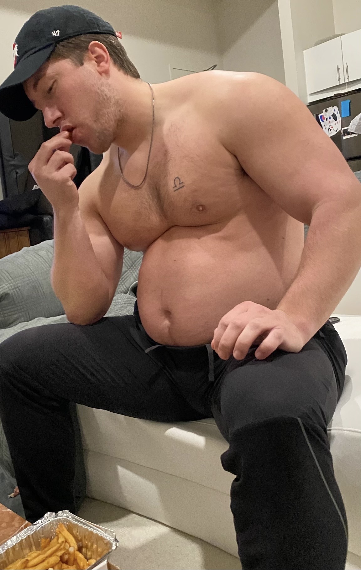 thic-as-thieves:Love making stuffing videos for y’all 🤤 he could barely move