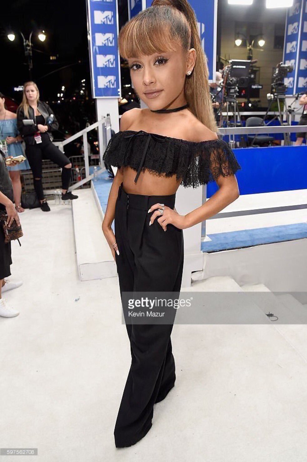 earthnation:  flickiesisland:  flickiesisland:  that picture of ariana grande with