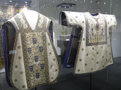 ^Grain, grape, and vine symbolism from the chasuble, representing the eucharist^Angels on the copeCo