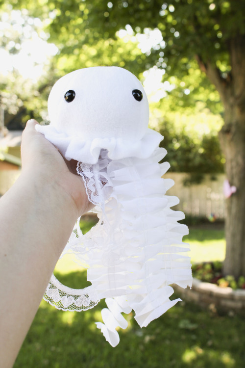 kiddofangs:  beezeeart:  Not to be outdone, the white “jelly blob thing” is also quite pretty. This, as well as the blue and pink jellies, and the pattern to make them is available on etsy.  princedollyjellyfish 
