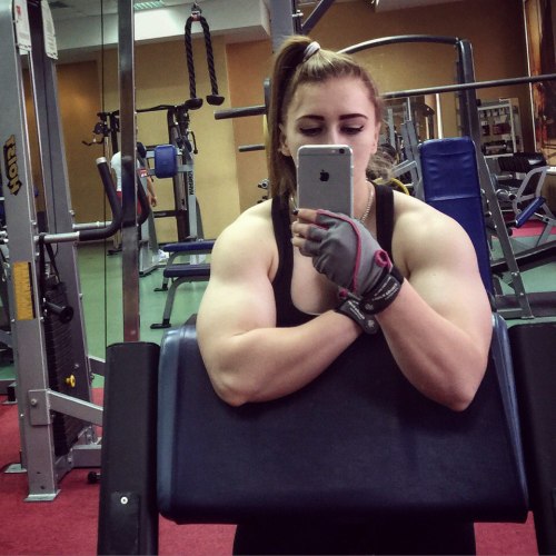 zimbo4444: ..Julia Vins..teen muscle beauty.. ..stats: 5′4″ tall..143 lbs..bench..235 lb..squat &am