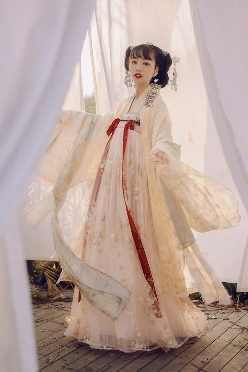 Chinese hanfu by 彩云间