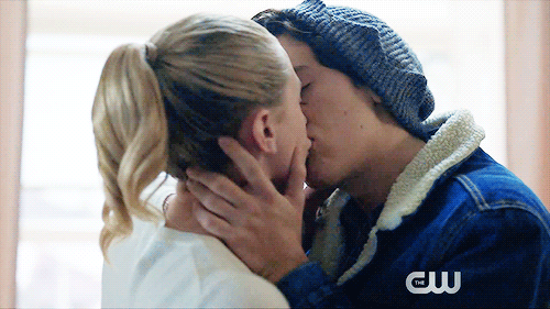 betty-and-jughead:  OMG. Betty & Jughead’s first kiss in her bedroom! Dayum. You can tell he’s been wanting to do that for a long while…..the way he paused and stared down at her lips….and then Betty’s smile……and then his lips on her