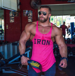 musclementoworship:  I love when tanks don’t cover nips. 