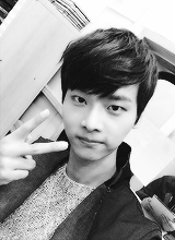 daegyo:  9 Hakyeon x V sign selcas 