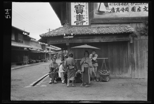 onceuponatown:Japan, 1908. Photos by Arnold Genthe.