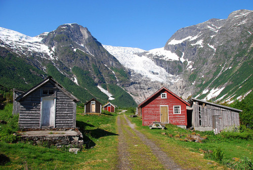 forintelse:
“ Mountain Village near Jølster, Norway by Brave Lemming on Flickr.
”