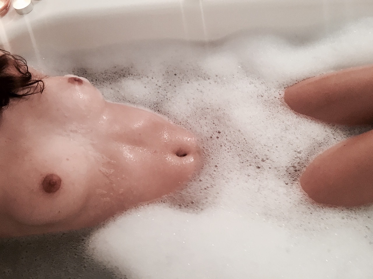 peak-of-pink:  i love taking baths 