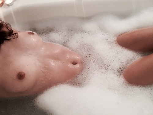 peak-of-pink:  i love taking baths 