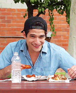 james-romanoff: tposey eats buffalo wings alone (x)