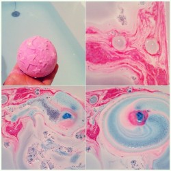 georgia-vanilla:  💕 Twilight bath bomb ☺️ this is becoming one of my favourites in terms of how it looks 💖 The colour doesn’t stay in your bath water long but it leaves sparkles In your bath &amp; smells amazing 🙊💕 #lush #lushcosmetics