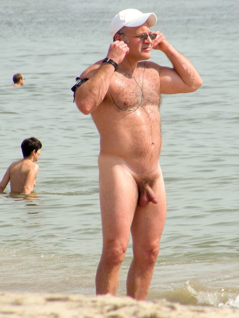 fhabhotdamncobs:  sexymatureworldwide:  Sexy Mature Hairy Beach Daddy  ♂♂ 