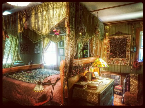 froghollownotes: scenes from a maximalist’s bedroom