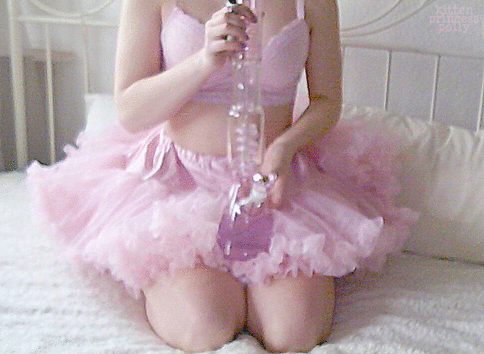 fuckpiglet:  kittenprincesspolly:    i’m so in love with my pretty & pink bong 💗💗💗   hope the gif works this time..  need 