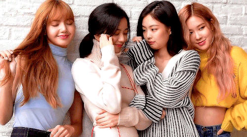 blinkbpink:  let’s all wear soft sweats and not tell Lisa