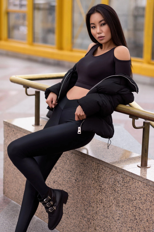 shinylonglegs: Stunning Asian girl wearin skintight shiny leggings