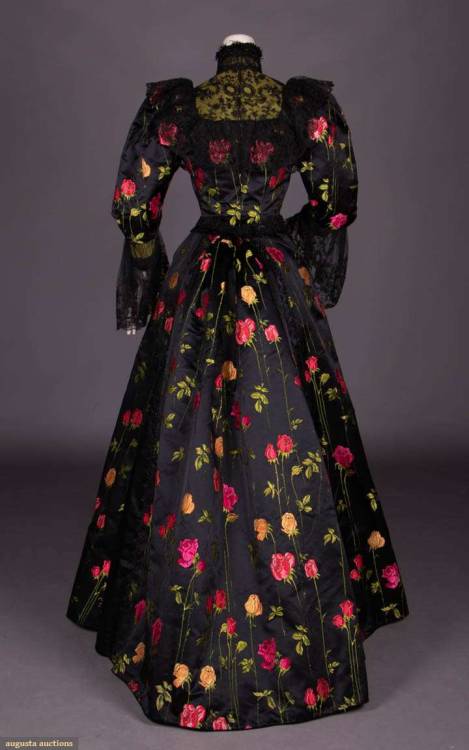 tattedpetticoats:costumeloverz71:Dinner Dress c. 1892 @marzipanandminutiae