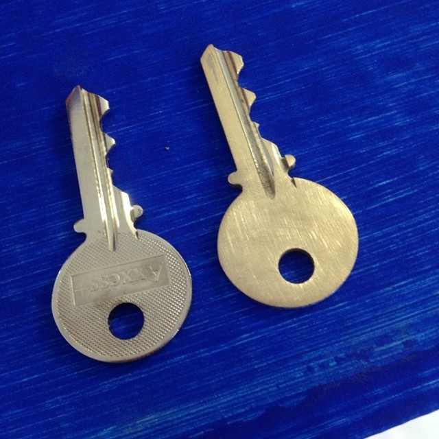 TARDIS key: Original from Home Depot on left, after sanding to remove branding on right. #BlueBox #DoctorWho