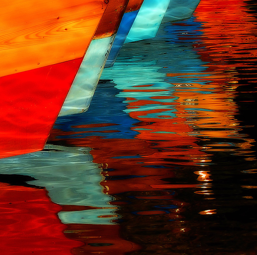 3leapfrogs:  nirvanas-xanadu:  colorful reflections   ||||}||||•=••=••=•3leapfrogs|•|