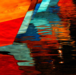 3leapfrogs:  nirvanas-xanadu:  colorful reflections