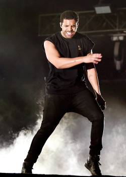 celebritiesofcolor:   Drake performs onstage