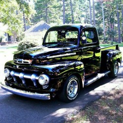 morbidrodz:  Be sure to check out this blog for more vintage cars, hot rods, and kustoms