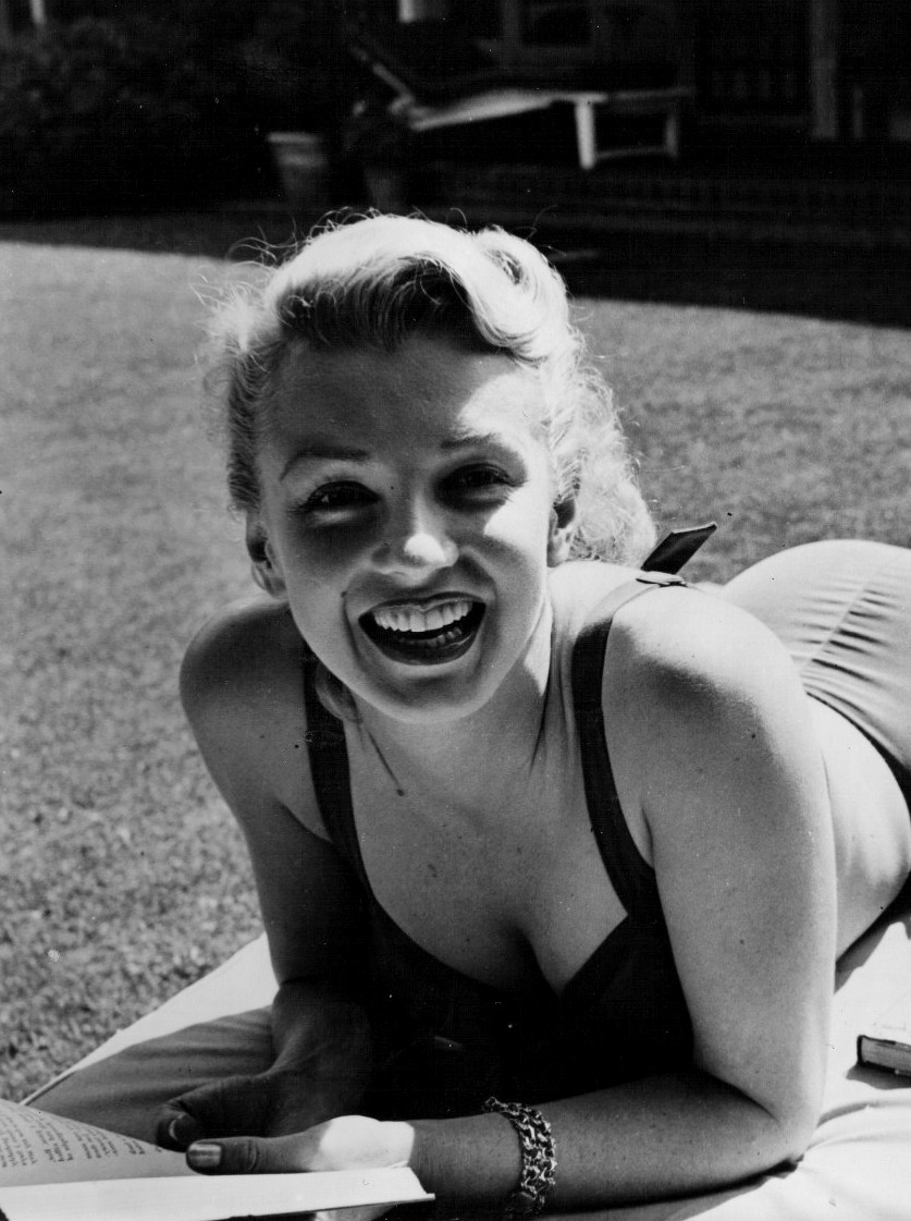 thebeautyofmarilyn:  Marilyn photographed by Earl Leaf, 1950.