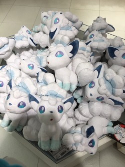 0chazuke:[Pokemon Center] Sorry about the low-quality shot. Snow cuties :3