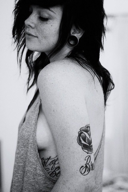 flowersatyourheadstone:  http://kellybrooke.tumblr.com/