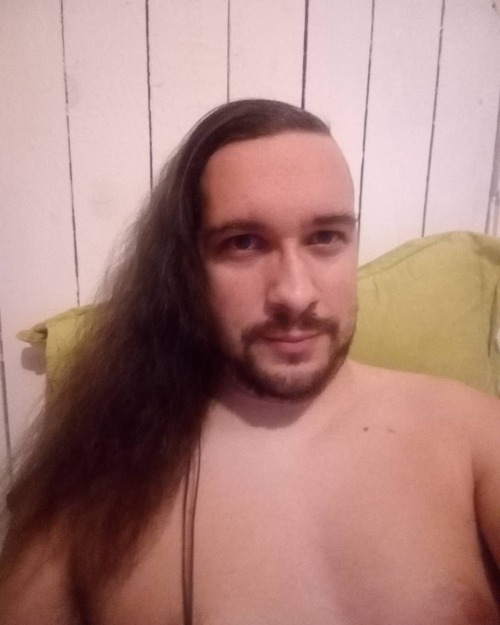 Letting my hairs breath #gay #chaser #bear #chubbylover #longhairs https://www.instagram.com/p/B9r