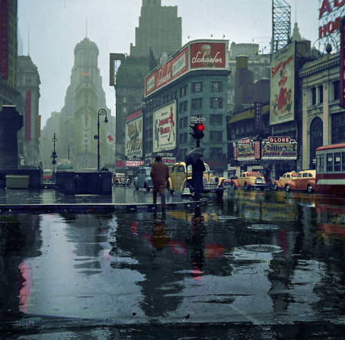 historicaltimes: Times Square. New York, USA, 1943. via reddit