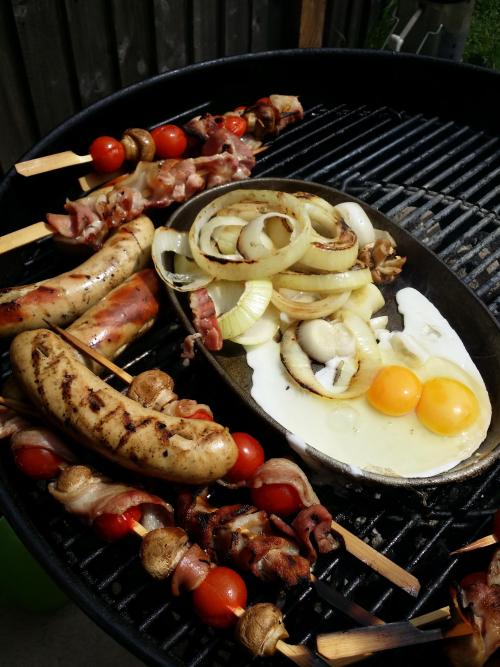 &ldquo;Breakfast on the BBQ ( bratwurst, eggs, onions, mushrooms, cherry tomatoes, streaky bacon