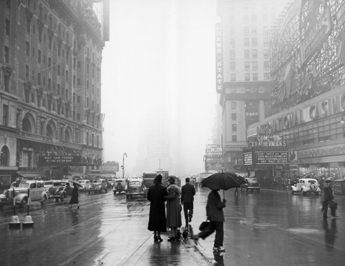 undr:George Rinhart. Rainy foggy day at Times Square. 1930s.