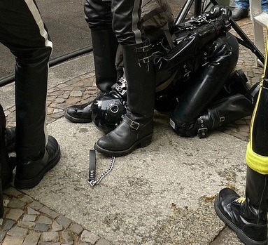 leatherpup777:  How it should be