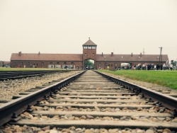 revolucion-es-poesia:  Hoy he tenido la -triste- oportunidad de visitar el campo de exterminio de Auschwitz, situado cerca de Cracovia, al sur de Polonia. Desde su apertura en 1940 hasta su liberación en 1945 gracias al ejército soviético, los nazis