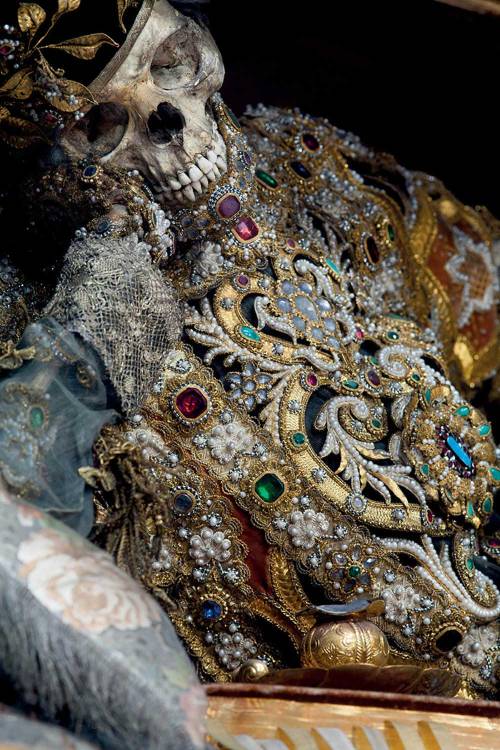 saloandseverine:Heavenly Bodies: Catacomb Saints by Paul Koudounaris, 2013 I love Dead Saint Style! 