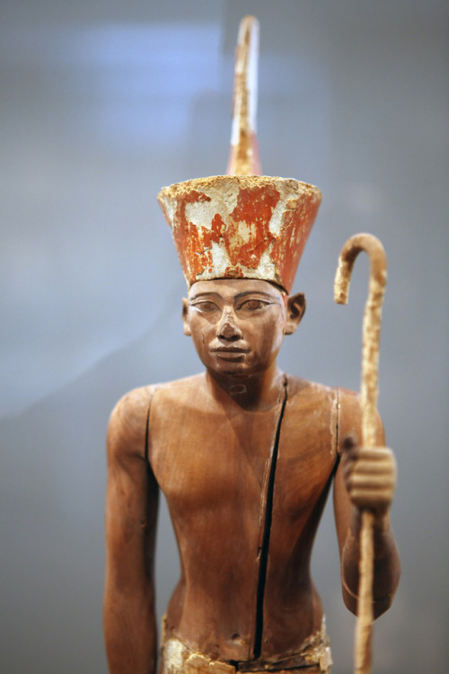 Guardian FigureThis figure wears the red crown of Lower Egypt and the face appears to reflect the fe