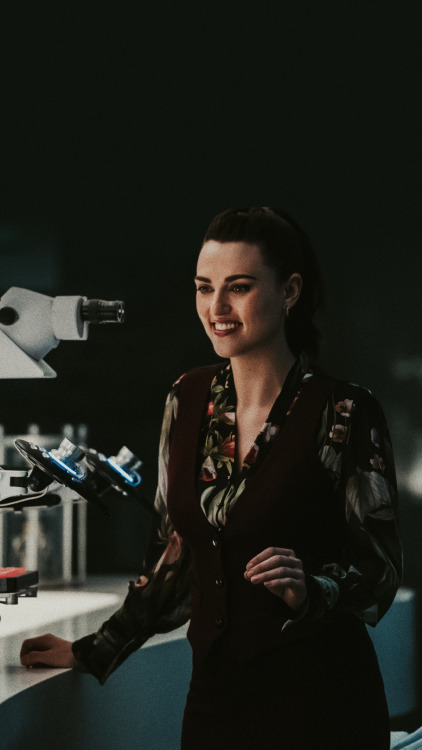 Lena Luthor lockscreenslike/reblog if you save/use