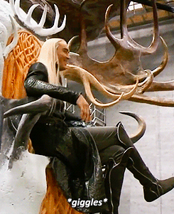 quick-mind:Lee sitting on Thranduil’s throne for the first time