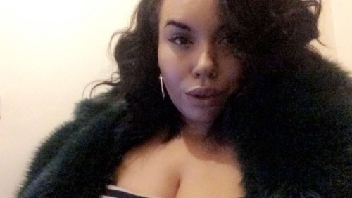 museinthemaking:  Feeling real fancy in my faux furrrr 👸👅💚   