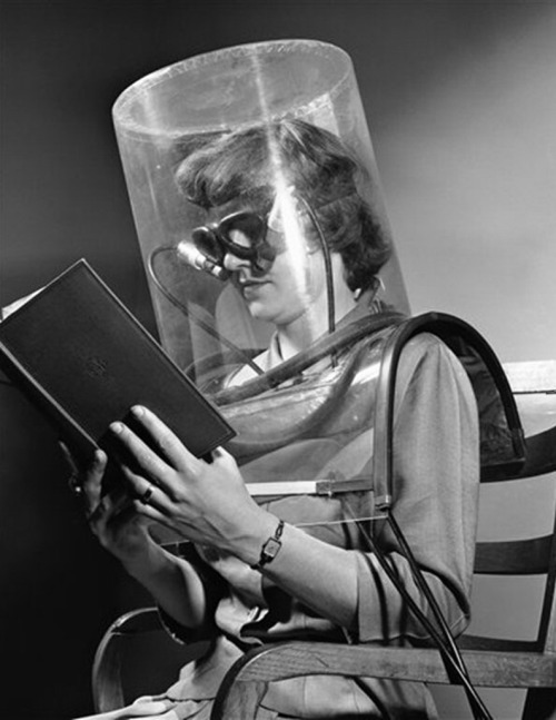 gameraboy1: dropboxofcuriosities:  Betty Cook - Stanford Research Labs - undergoing a ‘blink test’, 1949. À l’Institut de recherche de Stanford, le 27 avril 1949, une assistante de laboratoire porte des lunettes sans verre dans une hotte remplie