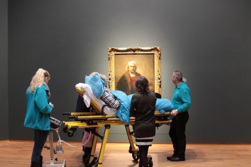 theartassignment:  A woman visits the Rijksmuseum in Amsterdam one last time.(source) 