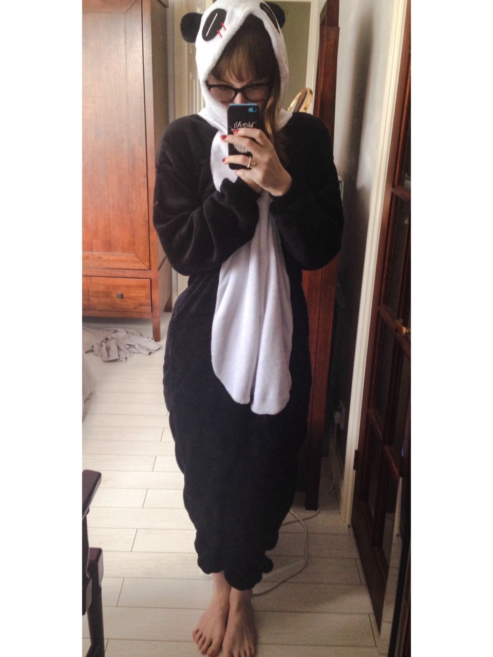 anothersh0tatlife:  I’m a cuddly panda! 🐼  Oh and what a cute little cuddly