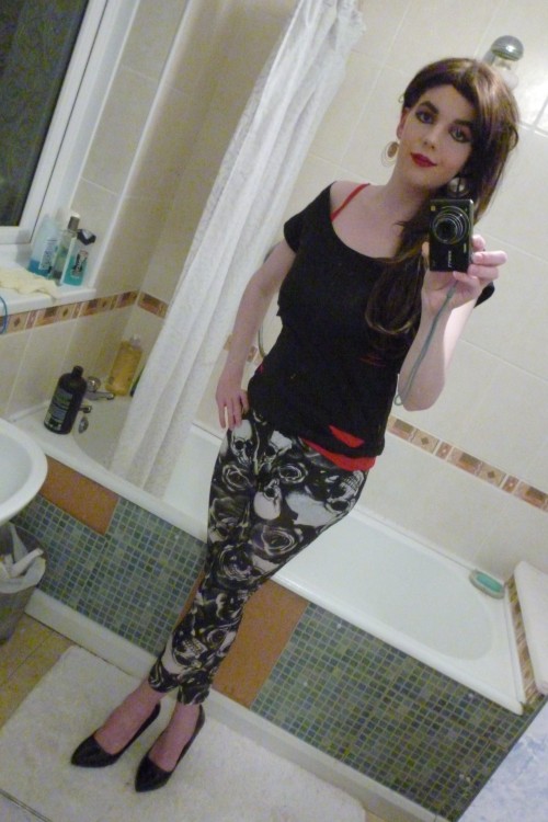 lucy-cd:  More Pictures! Thought I’d try a slightly gothic look and see how it looks, I think it looks good. Hope you like <3 