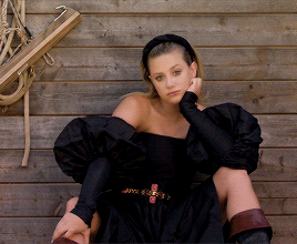 ⊹ les célébrités attendues. B569e40f4e182e8be8097b6d36576cfa81143f2f