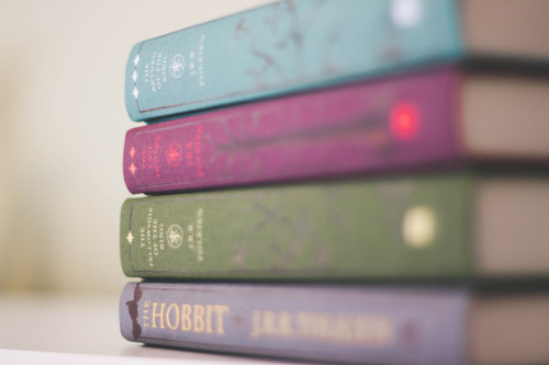 nineteenoone: Closeup/Detail shots of my Lord of the Rings + Hobbit box set books.