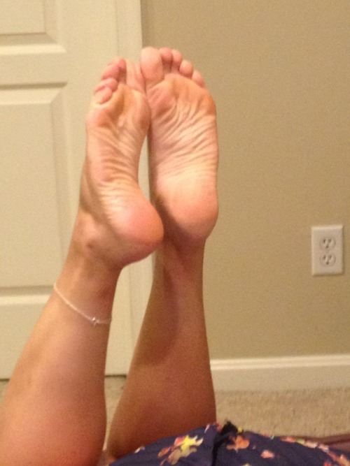 Hotwife modeling feet and soles on omegle