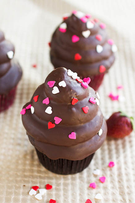 thecakebar:  Chocolate Covered Strawberry Hi Hat Cupcakes 